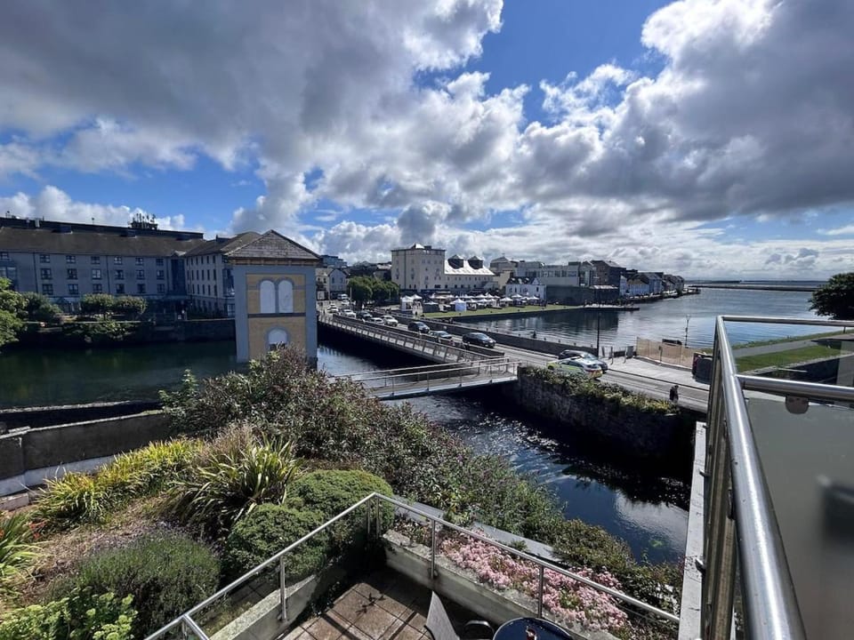 2 Bed Apt in Galway Centre Incredible view! Apartment in Galway