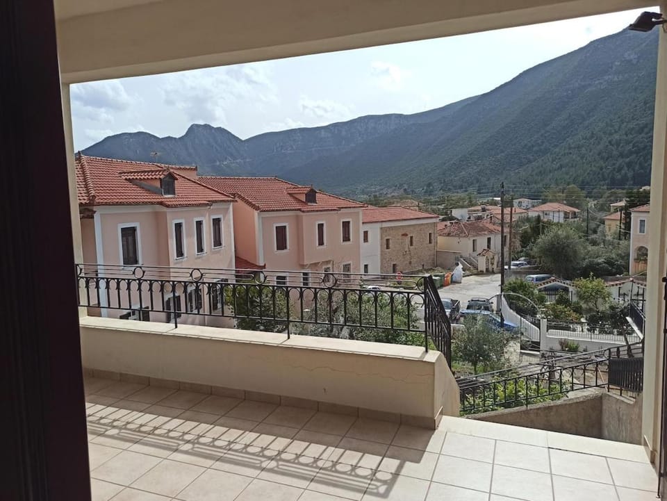 Mika's Samesa House Apartment in Leonidio