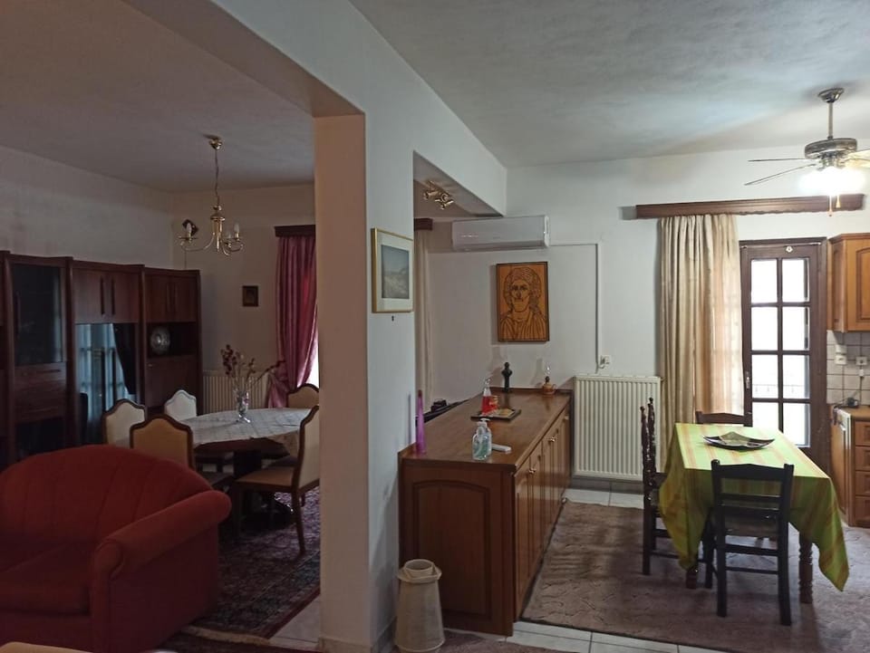 Mika's Samesa House Apartment in Leonidio