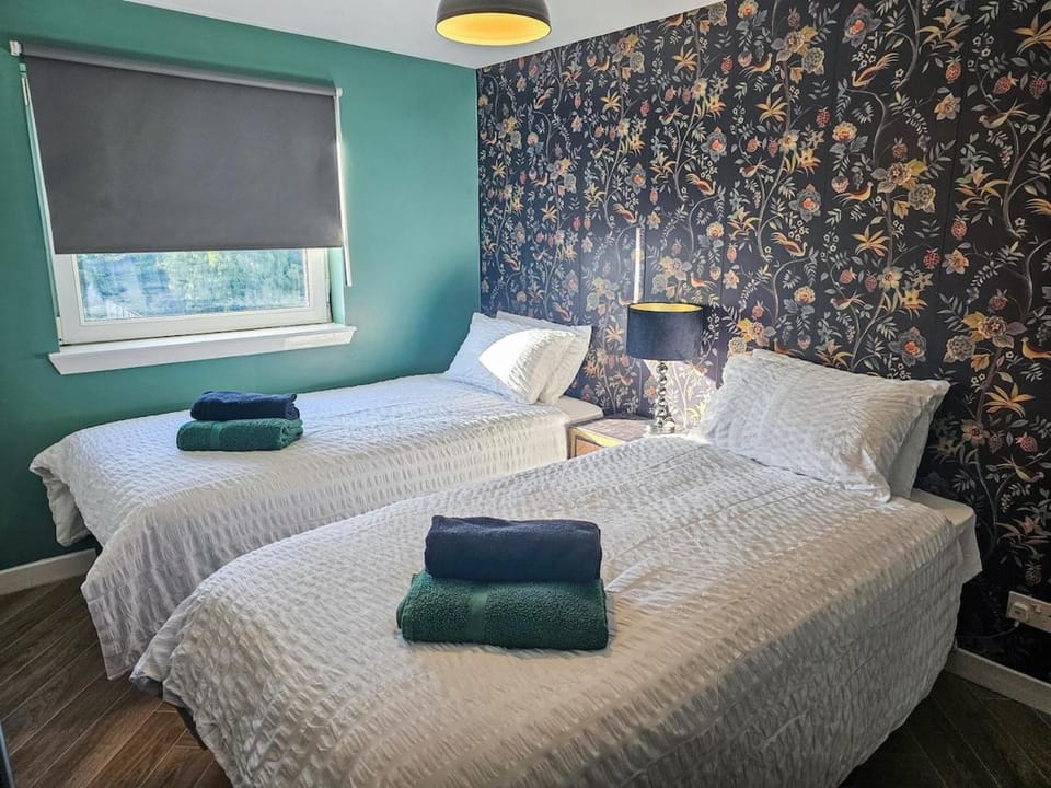 Modern 2 Bed Paisley Near RAH and Airport with Free Parking Apartment in Paisley