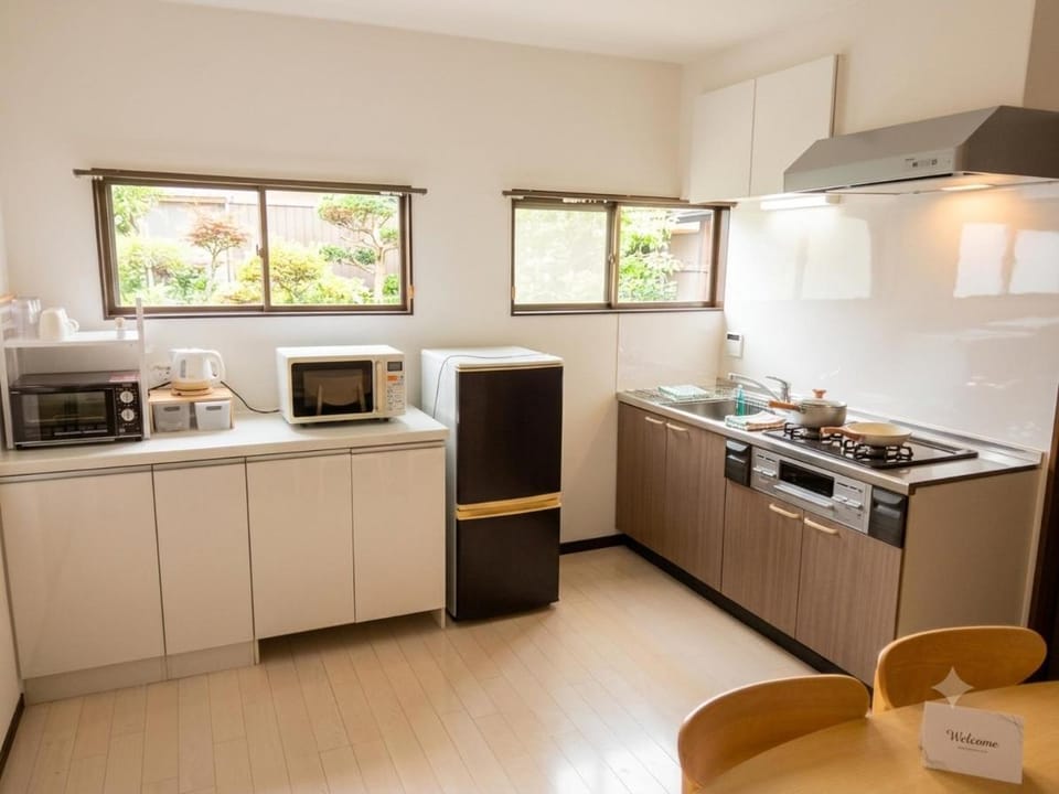 Kitchen or kitchenette, Dining area, oven, stove, toaster