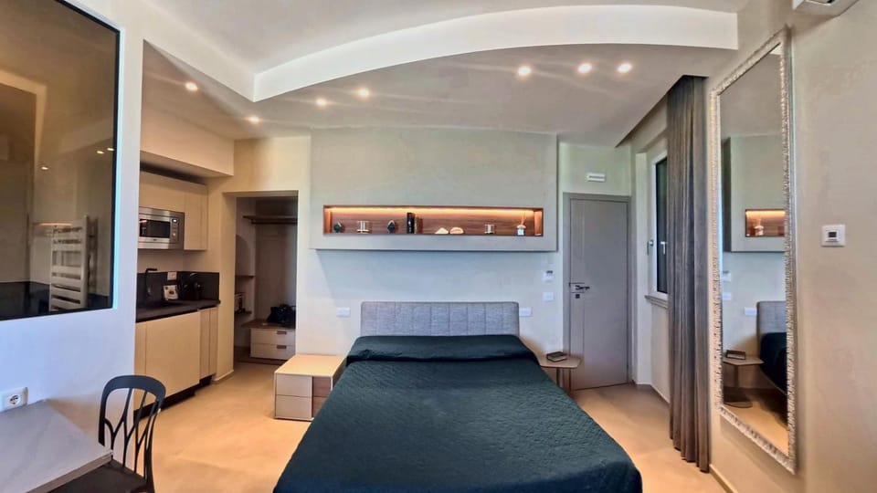 TV and multimedia, Kitchen or kitchenette, Bedroom, Sea view, microwave, minibar