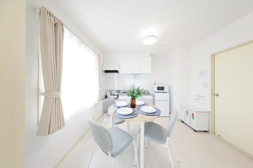 Kitchen or kitchenette, Dining area, microwave