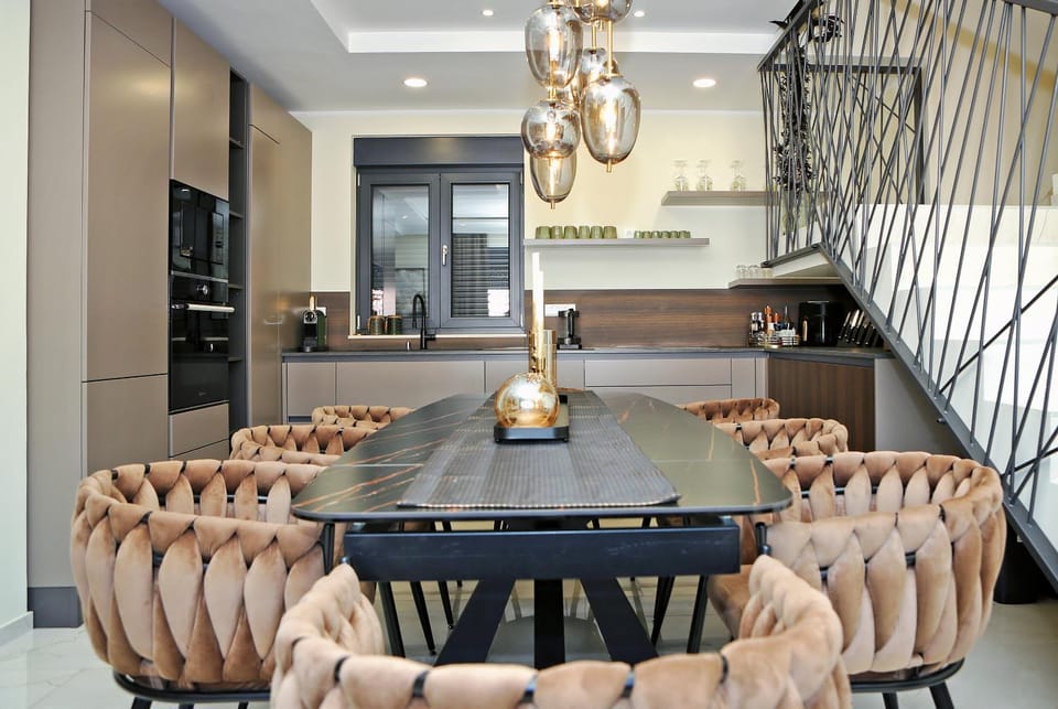 Kitchen or kitchenette, Living room, Seating area, Dining area
