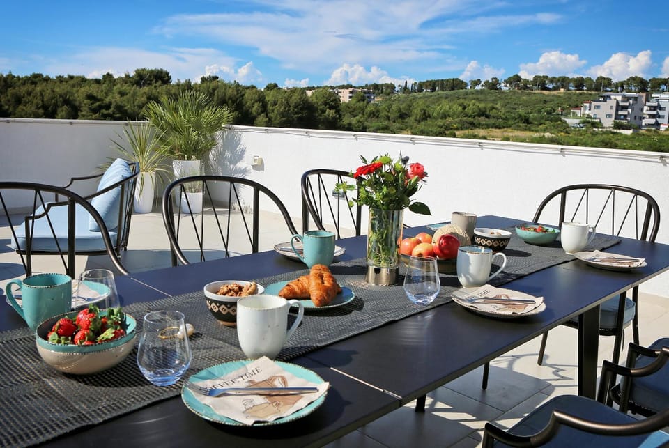 Property building, Breakfast