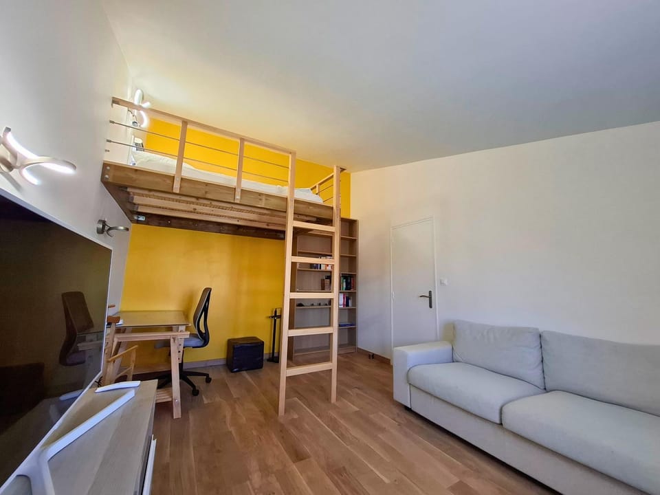 Seating area, Bedroom