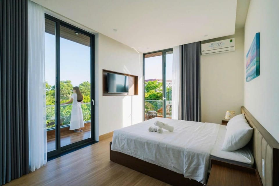 Bed, Day, Neighbourhood, Natural landscape, Balcony/Terrace, Mountain view, towels