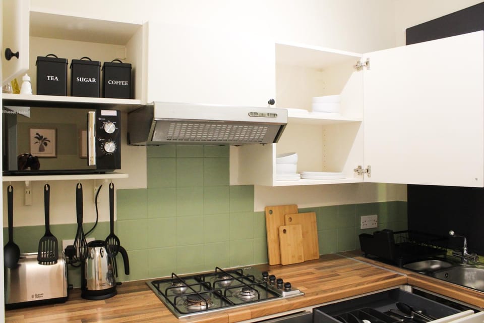 Coffee/tea facilities, Kitchen or kitchenette, microwave, oven, stove, toaster