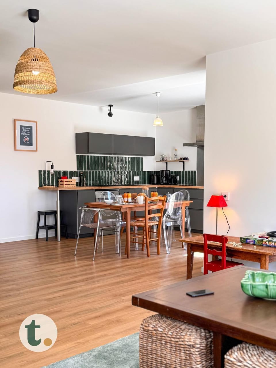 Kitchen or kitchenette, Dining area