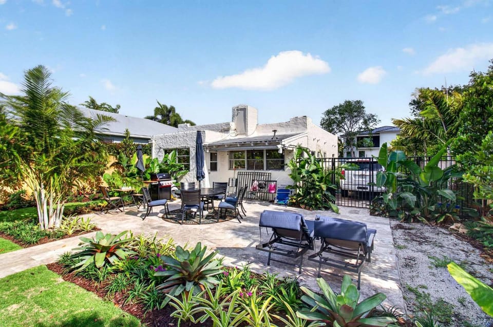 Adobe Oasis 2BDR Stay with Pool House in Delray Beach