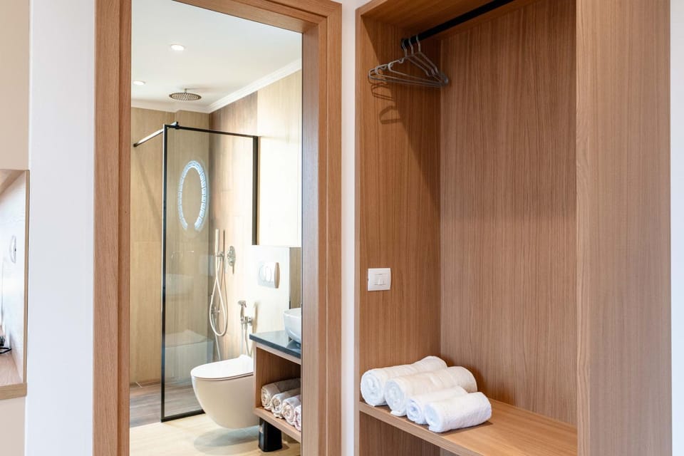 Shower, Toilet, Bathroom, towels