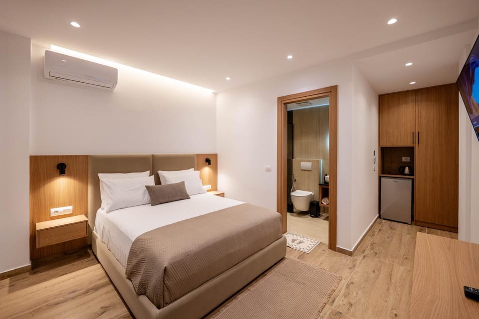 Bed, TV and multimedia, Photo of the whole room, Bedroom, towels, wardrobe, air conditioner