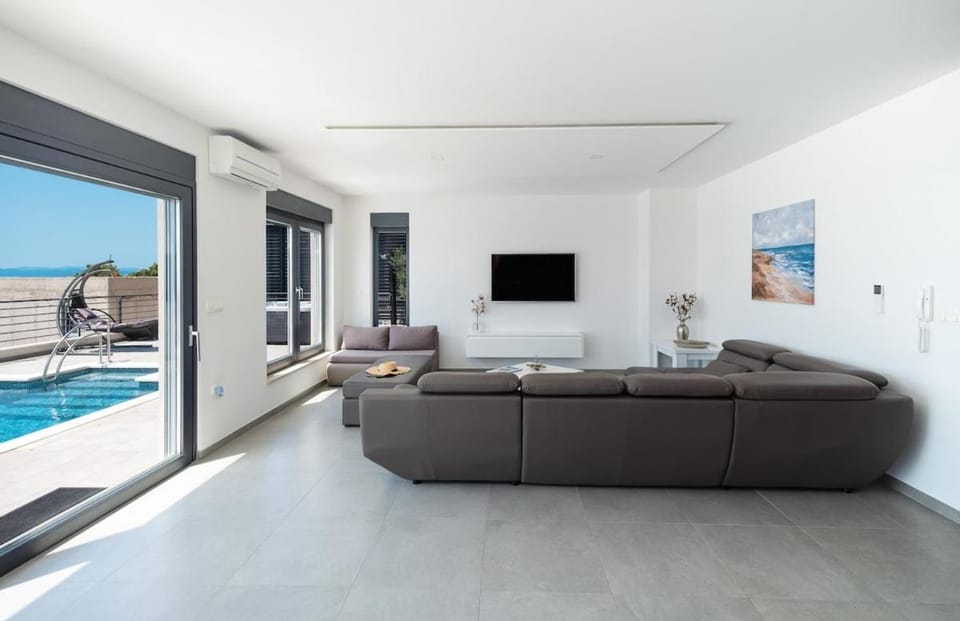 Villa Hota Makarska with pool, hot tub and game room Villa in Makarska