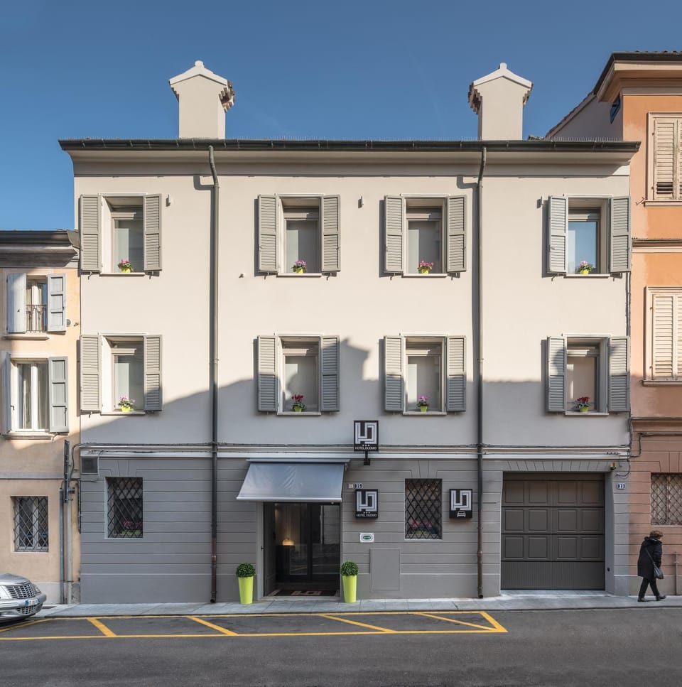 Property building, Day, Neighbourhood