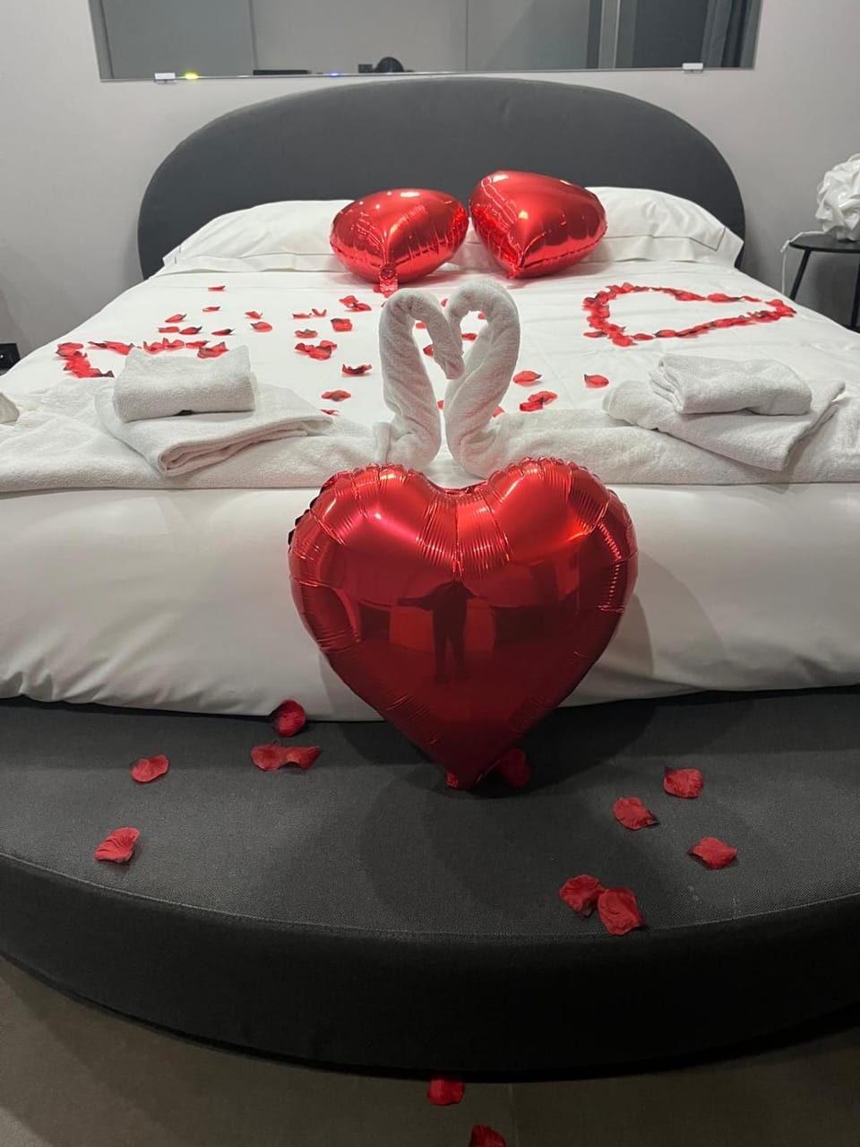 Bed, Bedroom, towels
