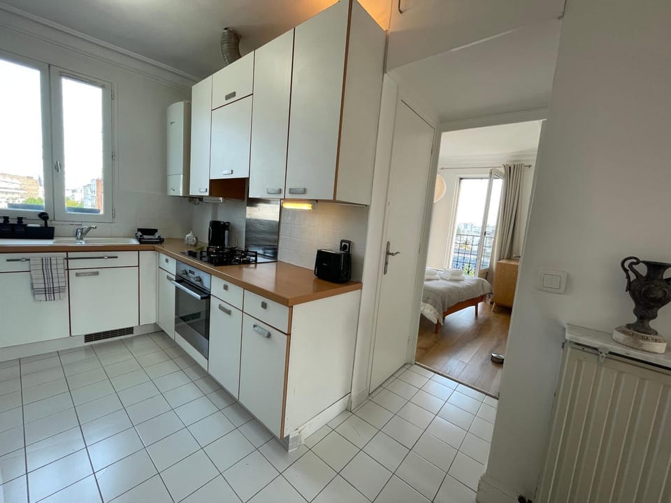 Coffee/tea facilities, Kitchen or kitchenette, oven, stove, toaster