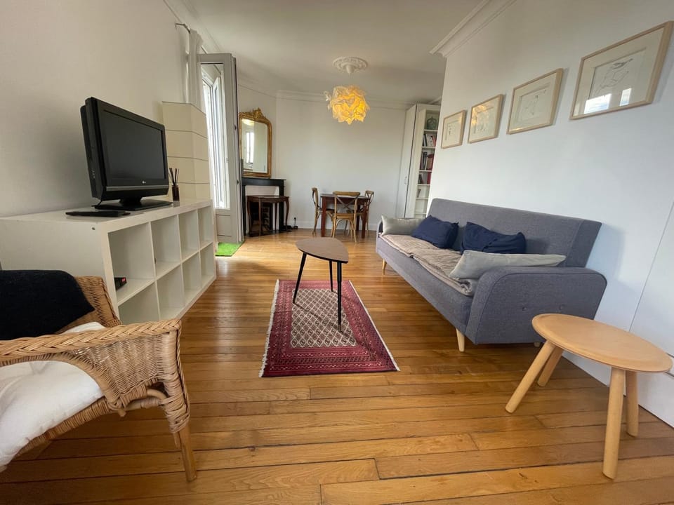 Nid d Aigle, 2 Stations from Paris, Charming Top Floor Apartment Bright, Fully Equipped, Washing Machine High Speed Fibre WiFi Apartment in Île-de-France