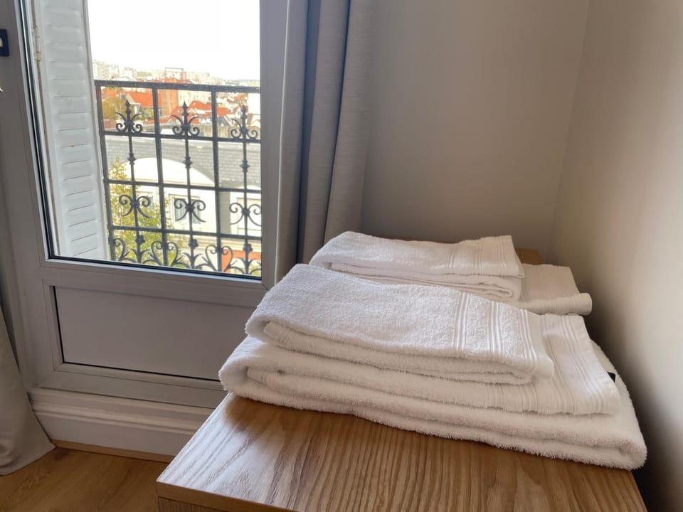 Nid d Aigle, 2 Stations from Paris, Charming Top Floor Apartment Bright, Fully Equipped, Washing Machine High Speed Fibre WiFi Apartment in Île-de-France