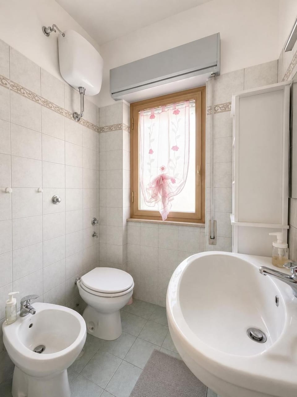 Shower, Toilet, Bathroom, bidet, towels