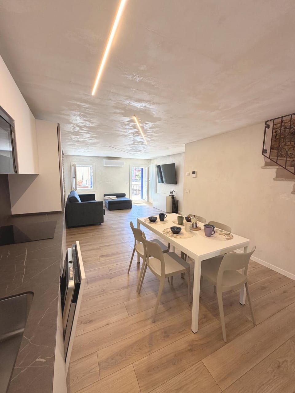 TV and multimedia, Kitchen or kitchenette, Living room, Seating area, Dining area