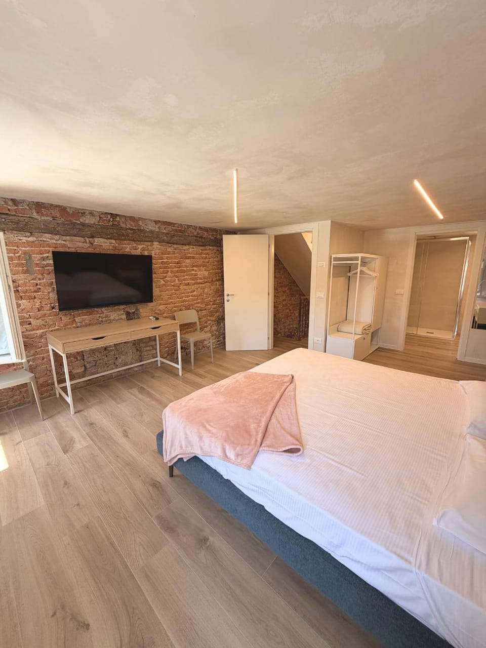 Bed, TV and multimedia, Photo of the whole room, Bedroom