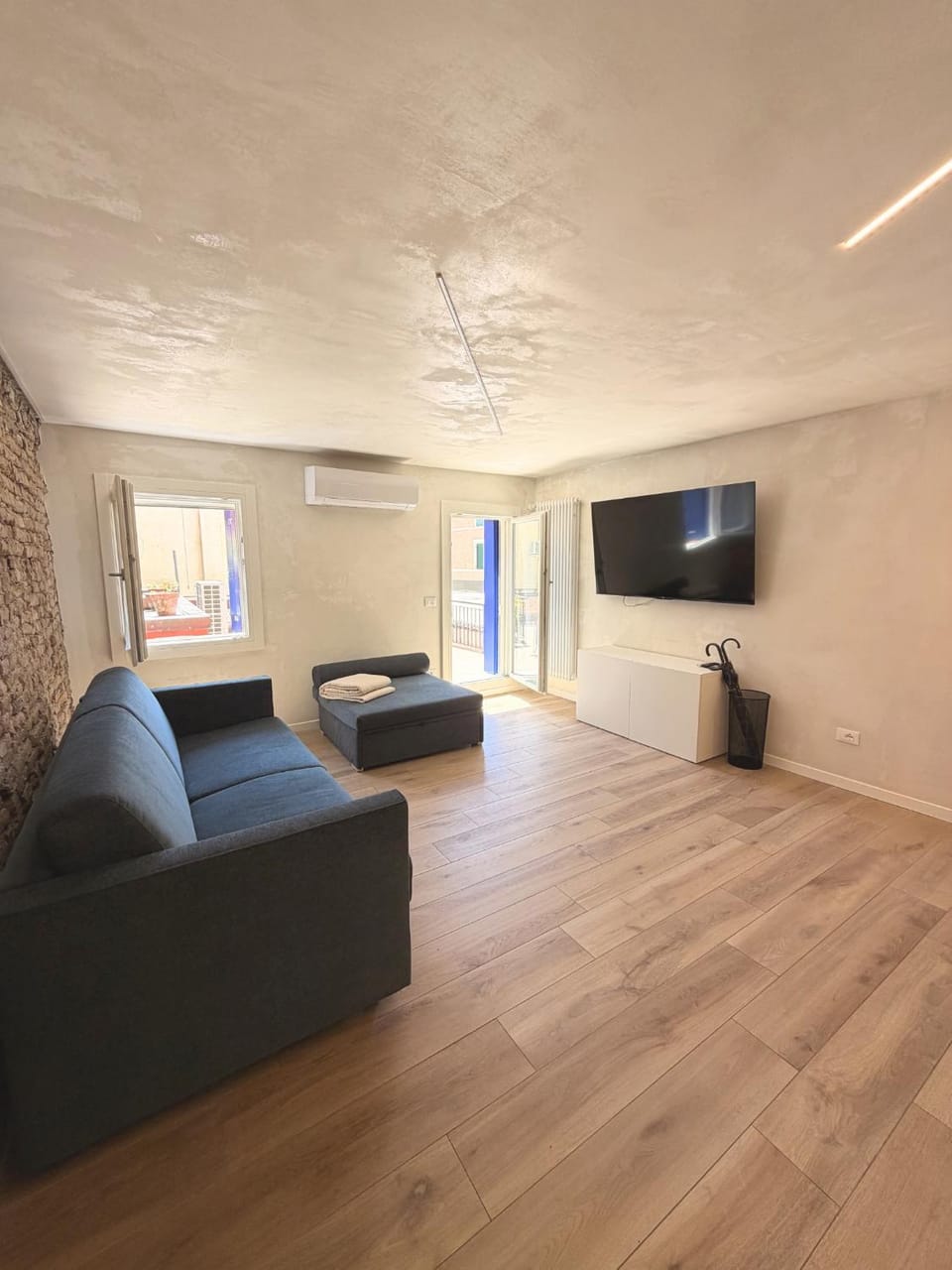 TV and multimedia, Living room, Seating area, air conditioner