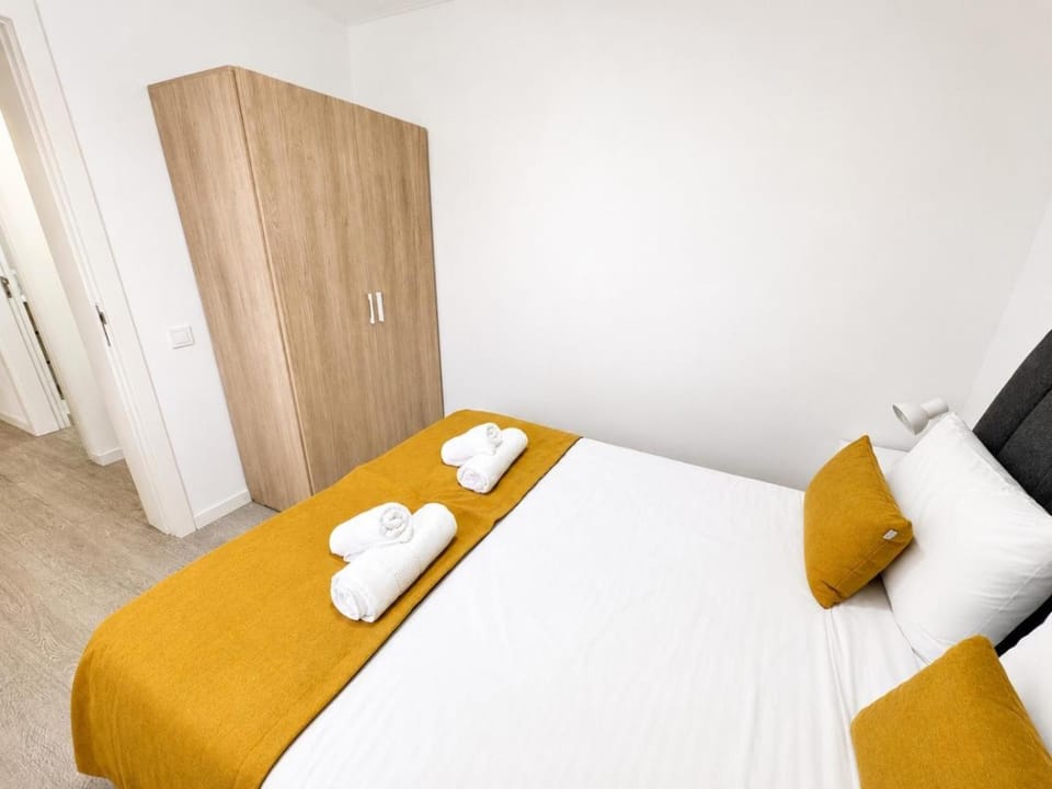 Bed, Bedroom, towels, wardrobe