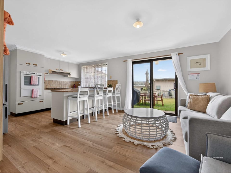 Kitchen or kitchenette, Seating area, Dining area, oven, pet friendly, toaster