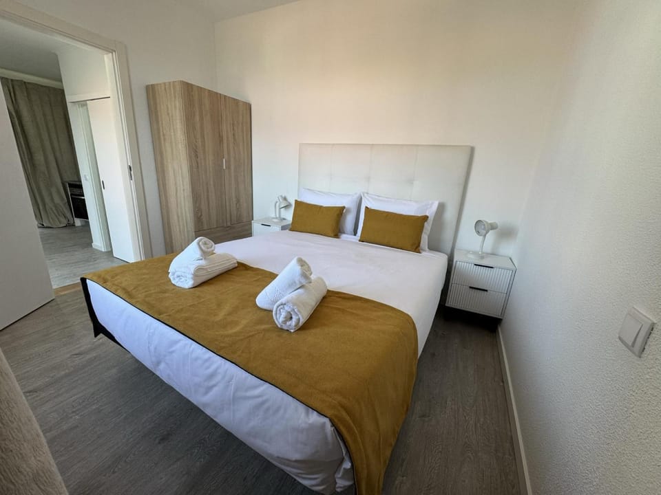 Bed, Bedroom, towels, wardrobe