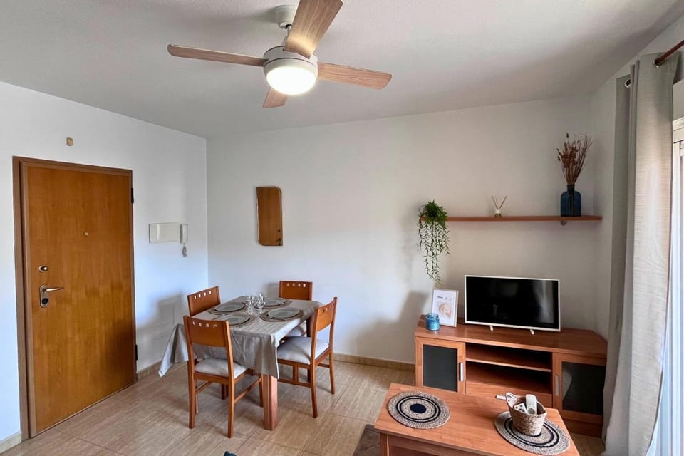 TV and multimedia, Living room, Seating area, Dining area