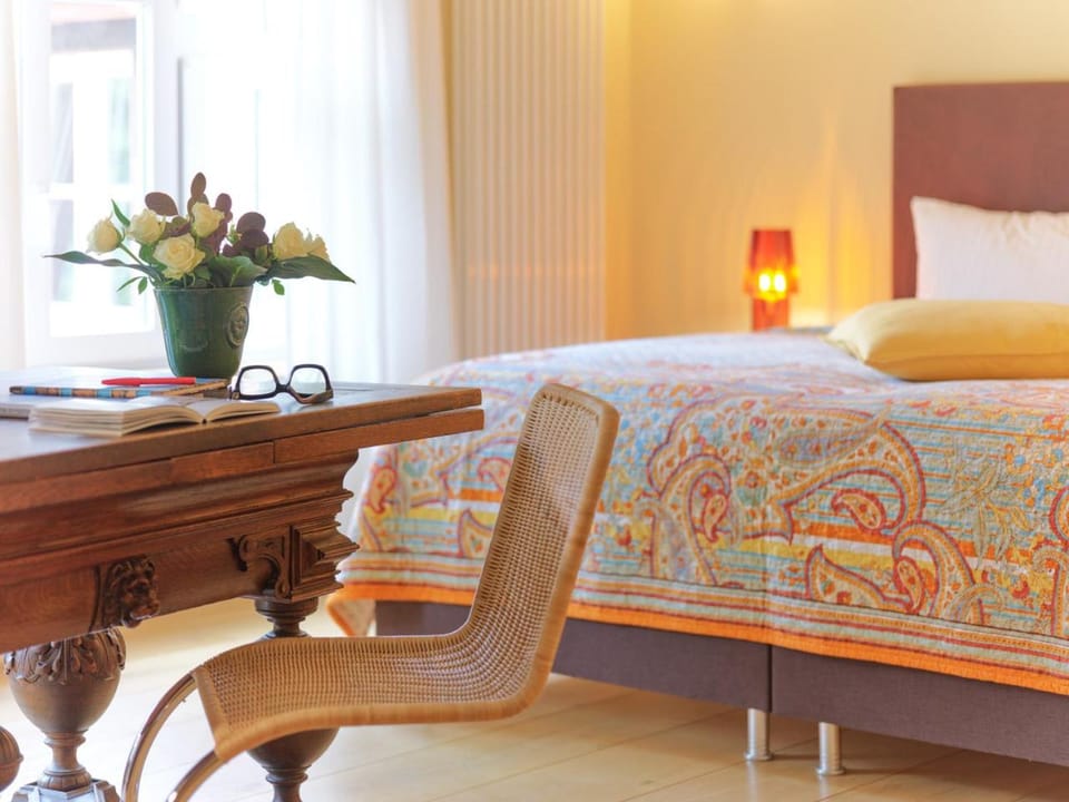 Bed, Photo of the whole room, Seating area, Bedroom