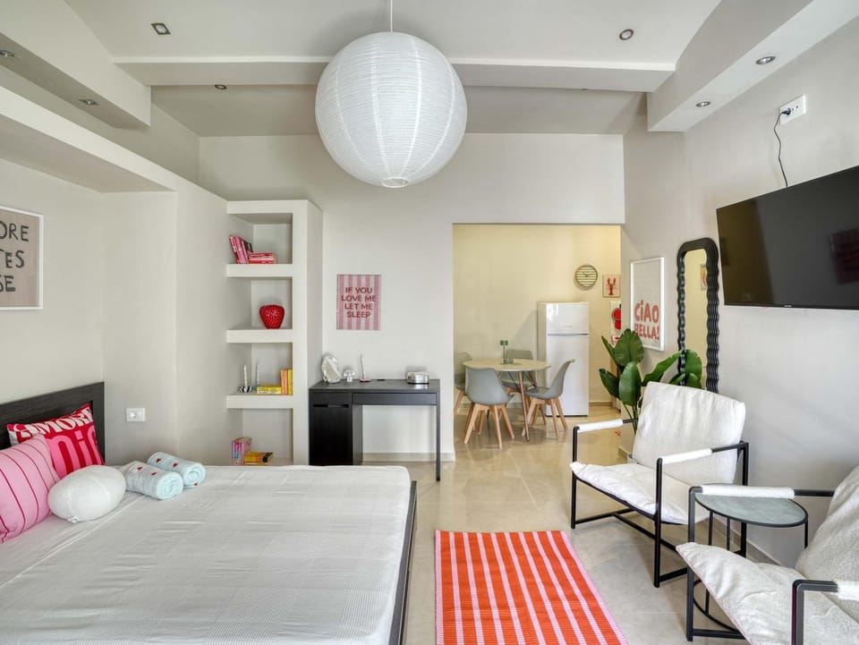 Bed, Living room, Photo of the whole room, Seating area, Dining area, Bedroom, towels