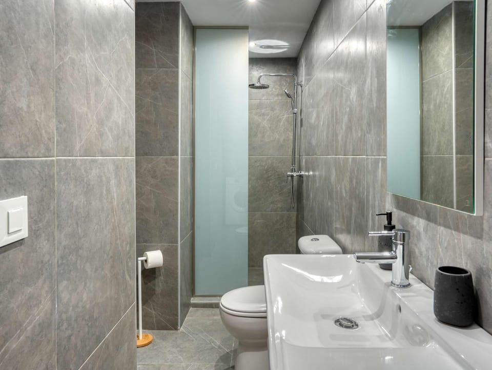 Shower, Toilet, Bathroom, towels