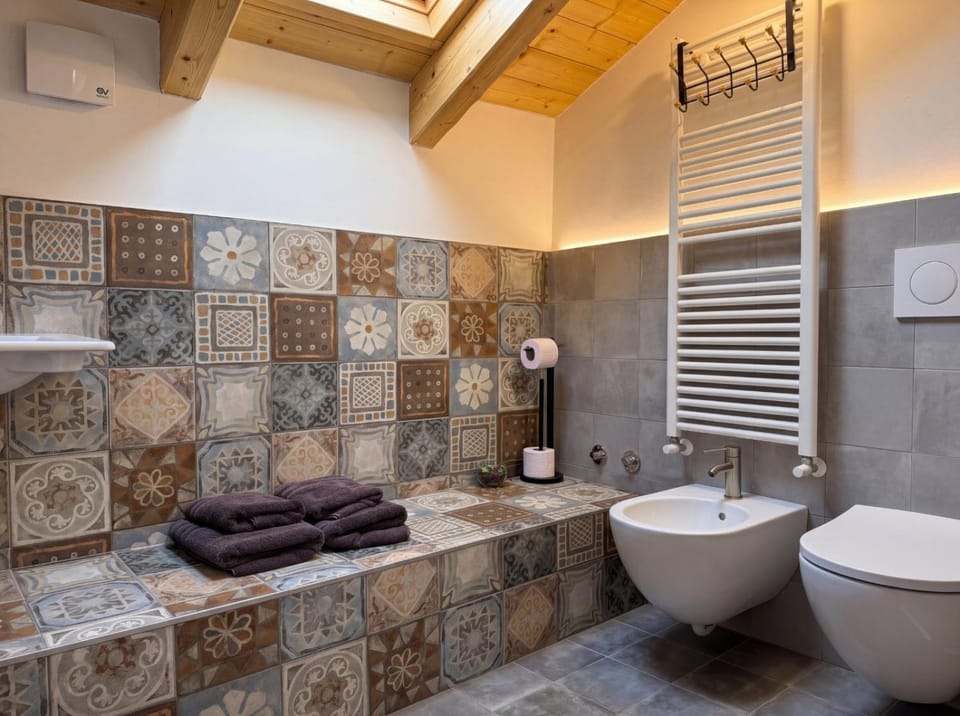 Shower, Toilet, Bathroom, bidet, towels