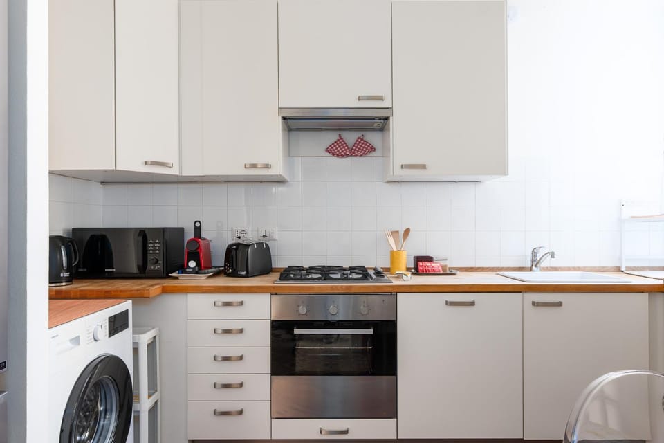 Coffee/tea facilities, Kitchen or kitchenette, dishwasher, oven, stove, toaster, washing machine