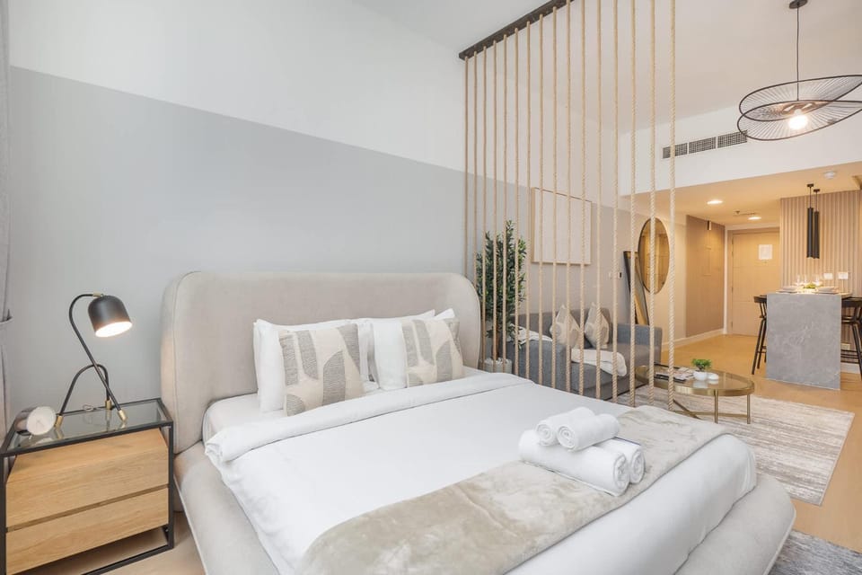 StayShort - Contemporary Studio Living in Sports City Apartment in Dubai