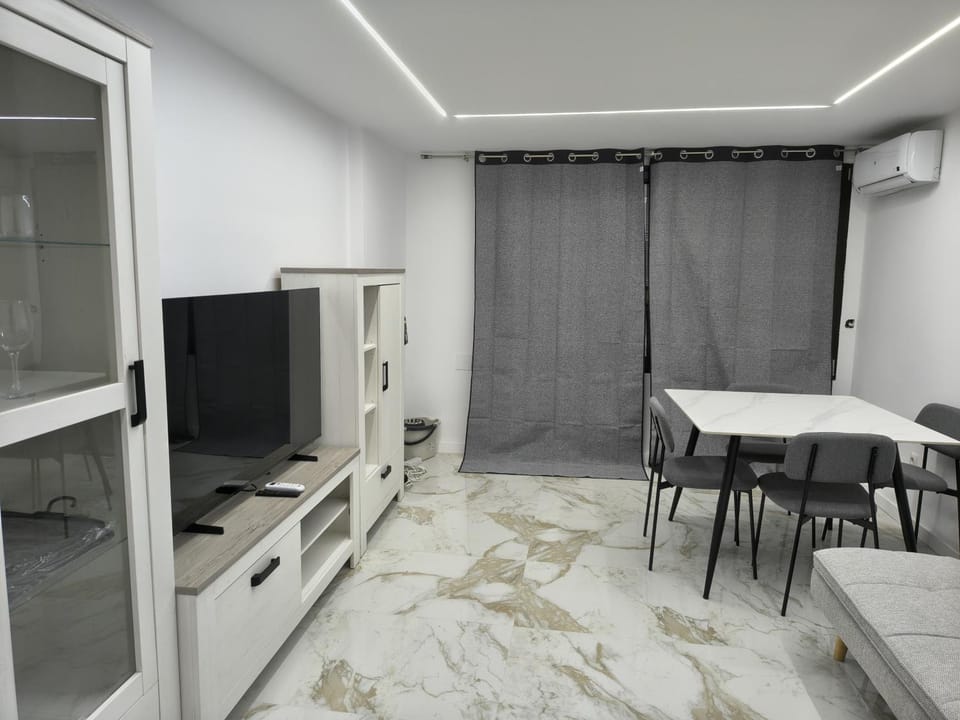 Communal lounge/ TV room, TV and multimedia, Seating area, Dining area, Evening entertainment, air conditioner