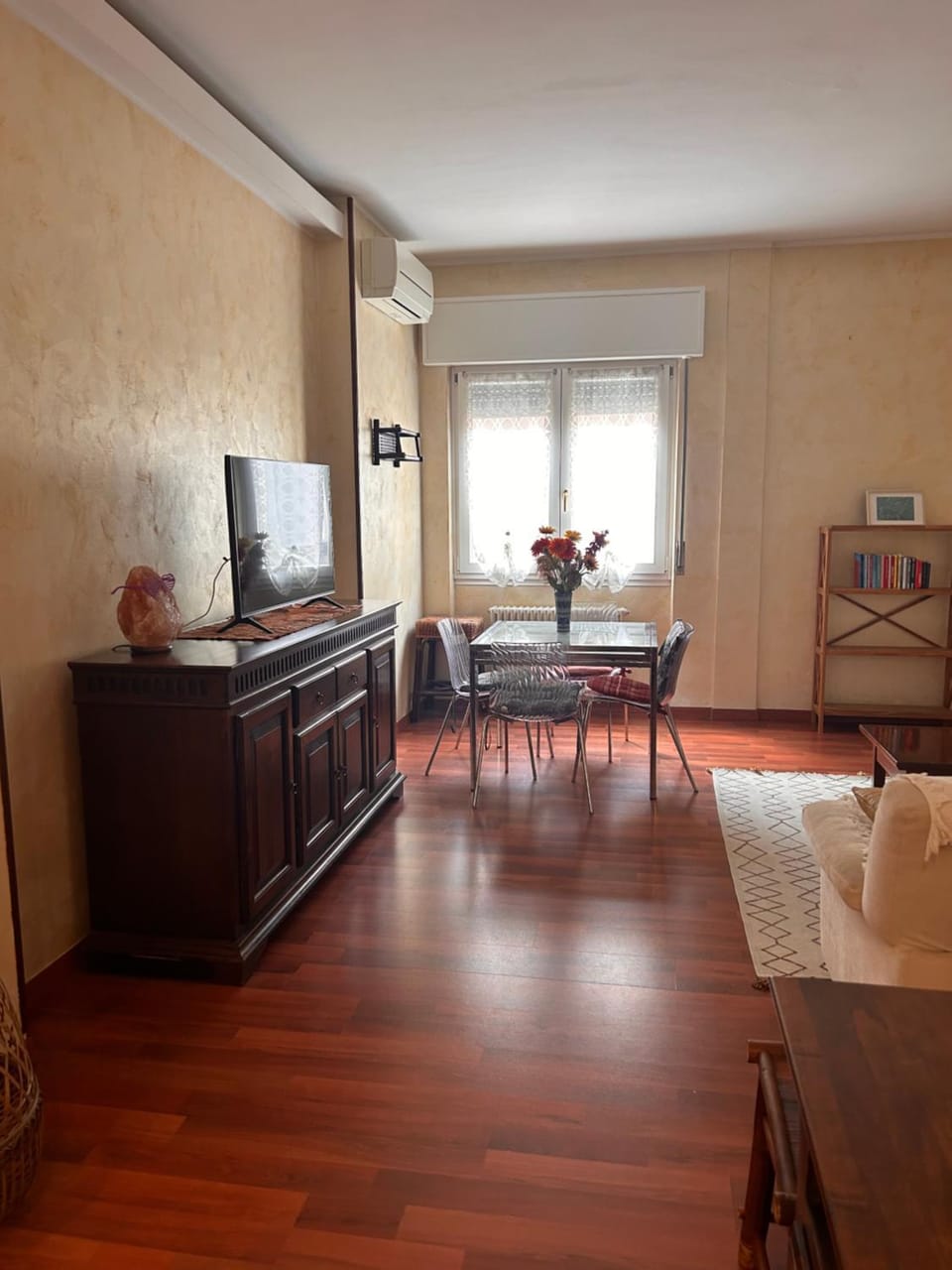 TV and multimedia, Living room, Seating area, Dining area