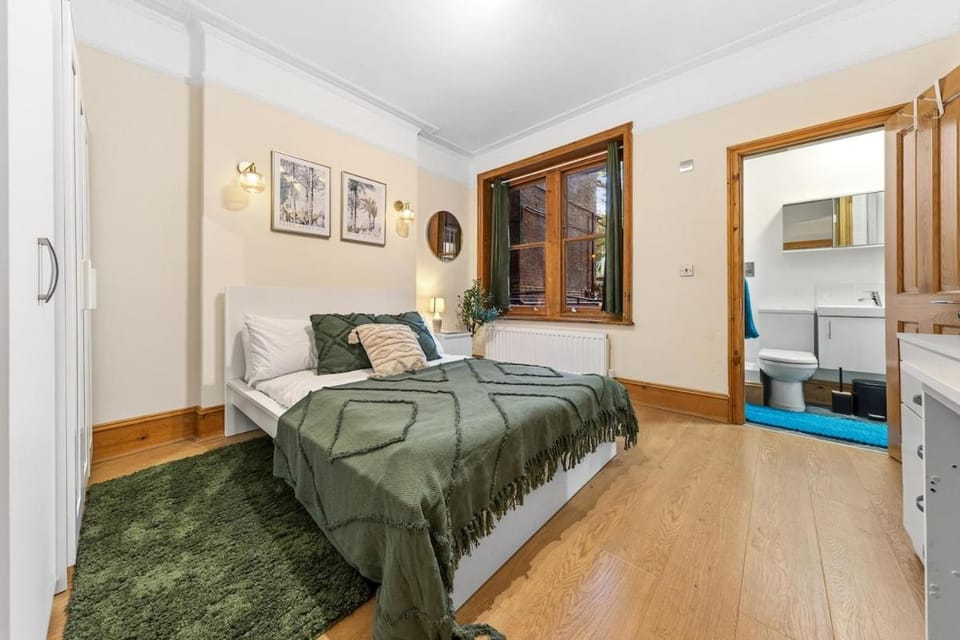 Free Weekend Parking Garden 3 Bedroom Maida Vale Flat Apartment in City of Westminster