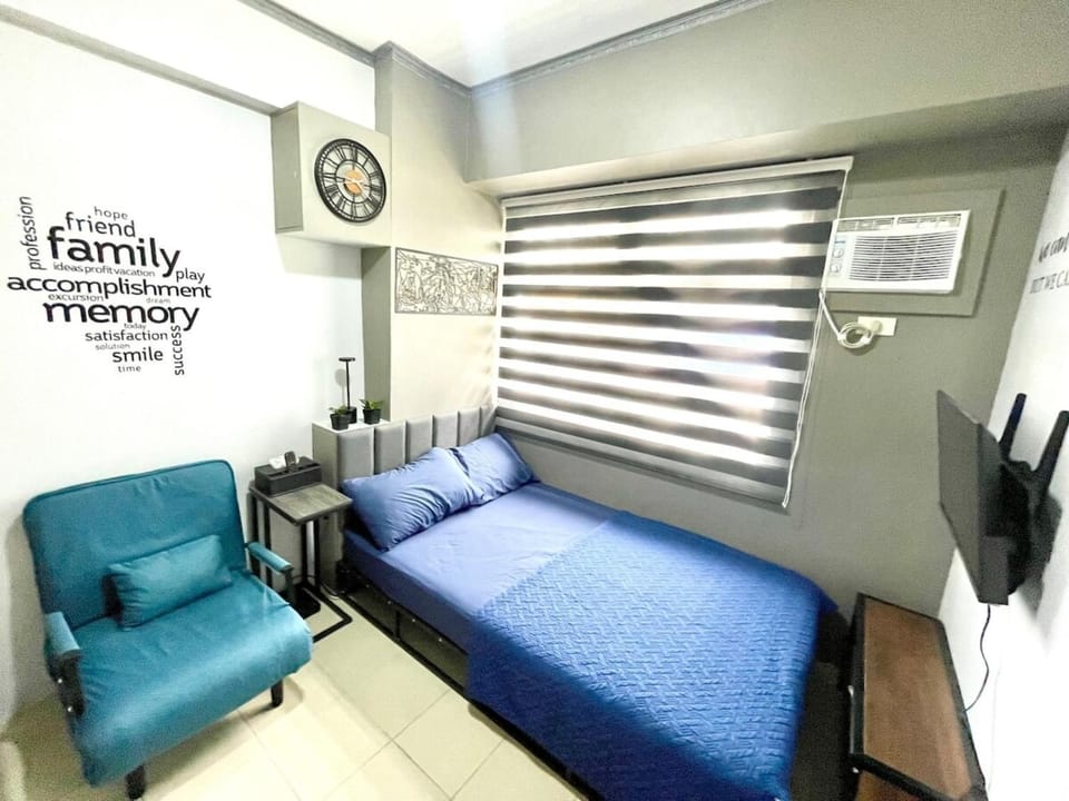 Bed, Seating area