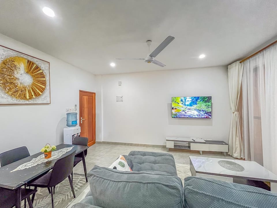 TV and multimedia, Living room, Seating area, Dining area