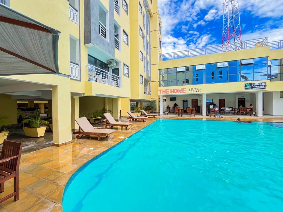 Property building, Patio, Communal lounge/ TV room, Day, Evening entertainment, Pool view, Swimming pool, sunbed