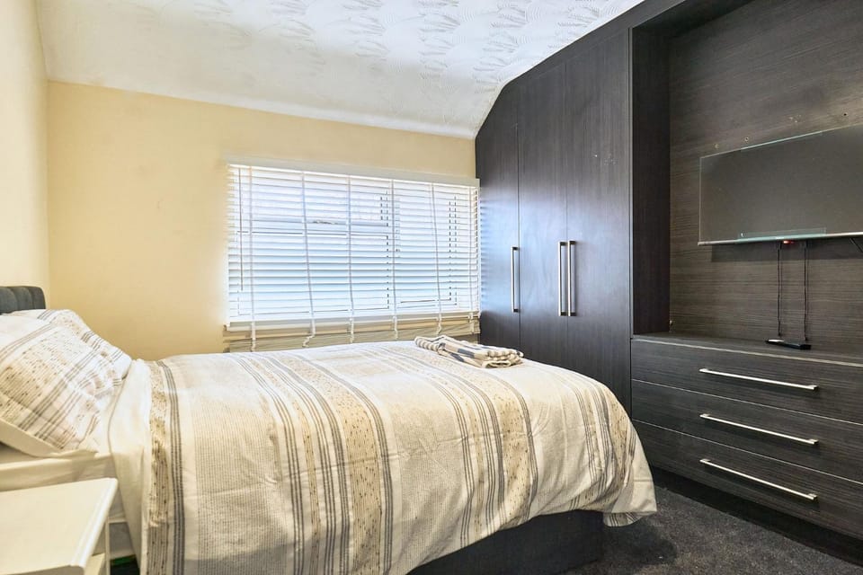 Bed, TV and multimedia, Bedroom, wardrobe
