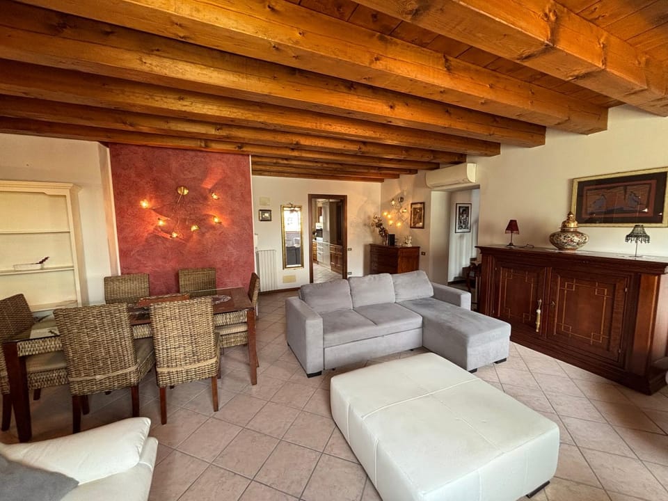 TV and multimedia, Kitchen or kitchenette, Living room, Seating area, Dining area
