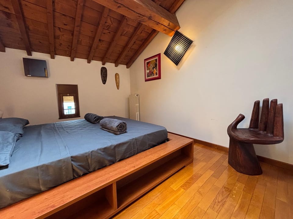 Bed, TV and multimedia, Photo of the whole room, Bedroom