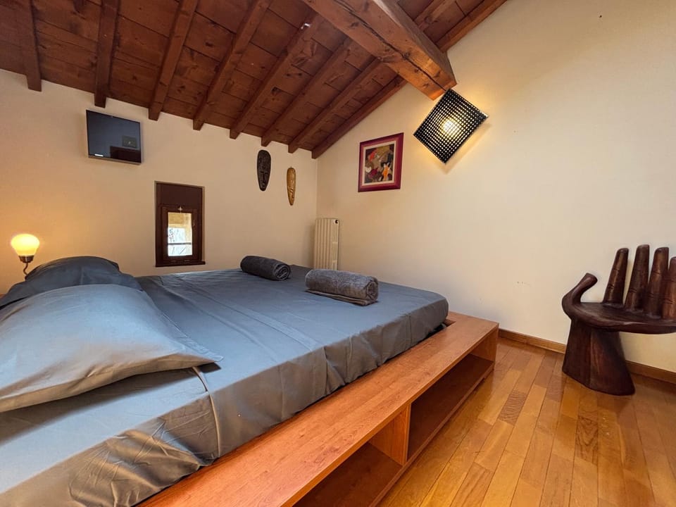 Communal lounge/ TV room, Bed, TV and multimedia, Living room, Photo of the whole room, Seating area, Evening entertainment, Bedroom