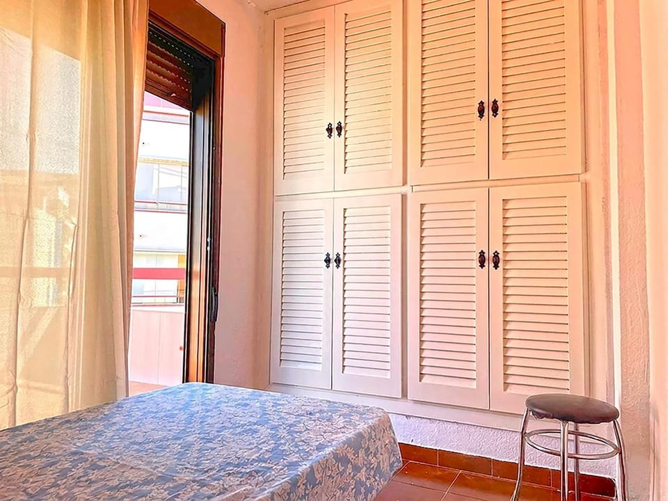 Spring, Bed, Activities, Winter, Summer, Balcony/Terrace, Photo of the whole room, Beach, Hiking, Animals, Animals, Animals, Bedroom, Autumn, Pets, Pets, Pets, Swimming pool, Sports, Entertainment, children, children, children, young children, young children, young children, older children, older children, older children, group of guests, group of guests, group of guests, cot, Family, Family, Family, Parking, microwave, pet friendly, pet friendly, wardrobe, air conditioner