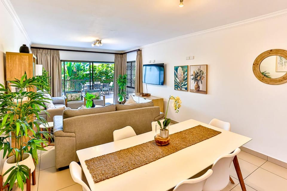 Patio, TV and multimedia, Living room, Dining area