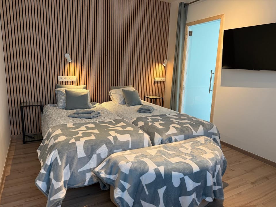 TV and multimedia, Photo of the whole room, Bedroom