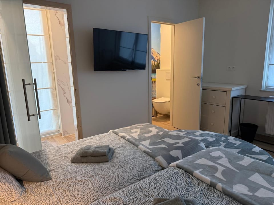 Bed, TV and multimedia, Photo of the whole room, Bedroom, towels, wardrobe